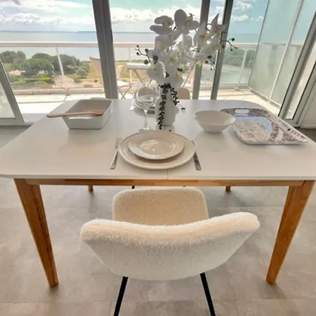 With A Terrace And Parking In Ла-Рошель