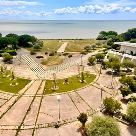 With A Terrace And Parking In Appartamento La Rochelle (Charente-Maritime)