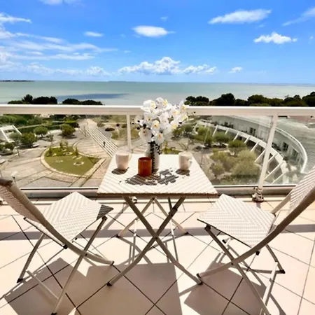 With A Terrace And Parking In Appartamento La Rochelle (Charente-Maritime)